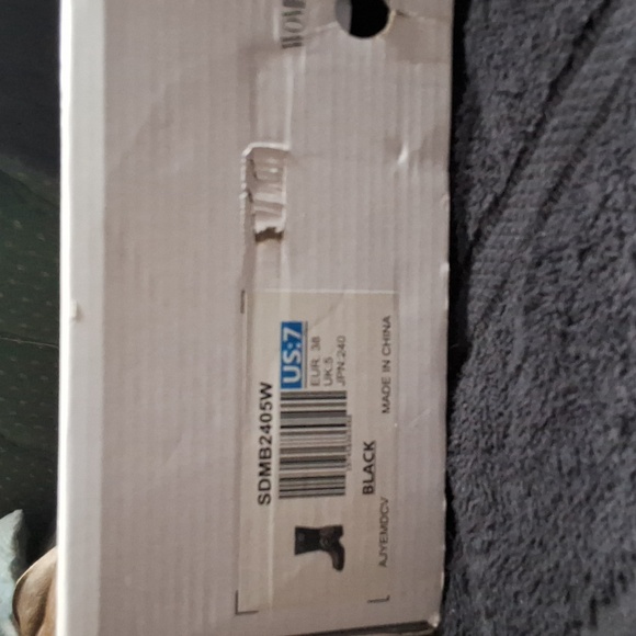 I am selling a brand new pair of Moto boots with original box and protective bag - Picture 3 of 7